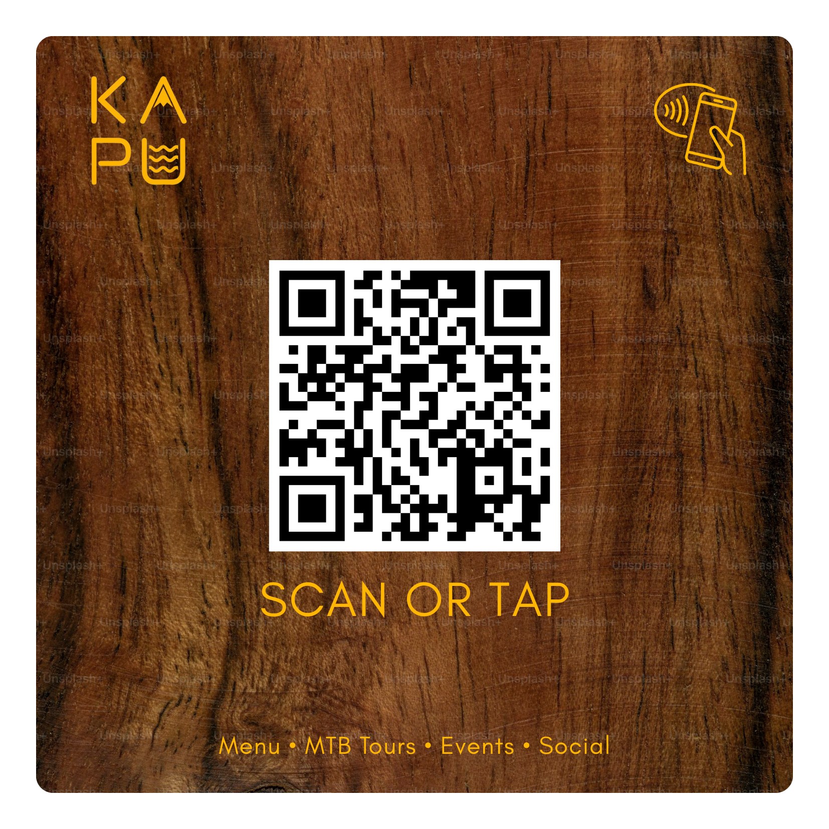 Πελάτης που χρησιμοποιεί NFC κάρτα